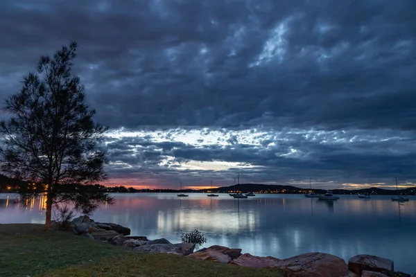 オーストラリア ニューサウスウェールズ州中央海岸のKoolewongウォーターフロントからの雲に満ちた空の夜明けの水景 — ストック写真