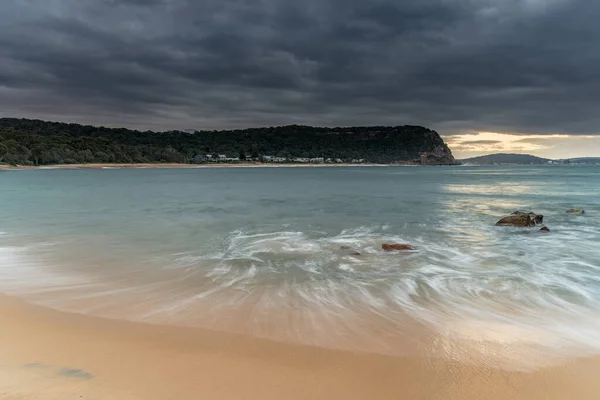 Stormy Sunrise Seascape Pearl Beach Sulla Costa Centrale Nsw Australia — Foto Stock