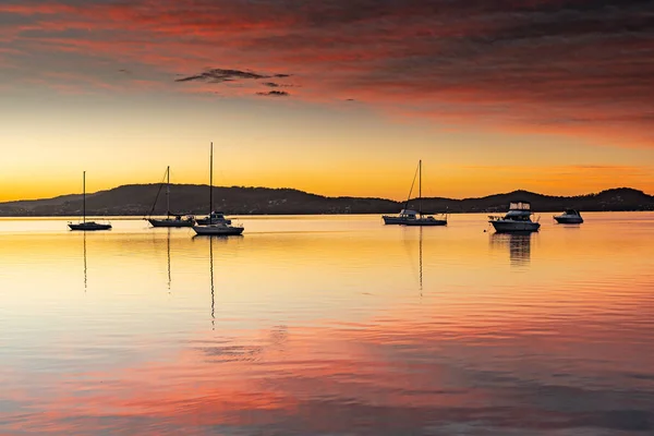 Sunrise Waterscape Boats Reflections Koolewong Waterfront Keskusrannikolla Nsw Australia — kuvapankkivalokuva
