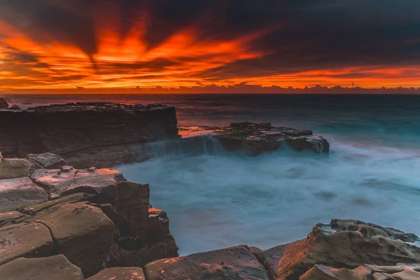 Восход Солнца Освещает Облака Море Пляжа Норт Авока Центральном Побережье — стоковое фото