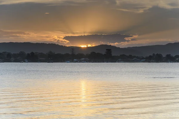 澳大利亚新南威尔士州中央海岸圣赫伯特岛Solstice Point的阳光大道日出水景 — 图库照片