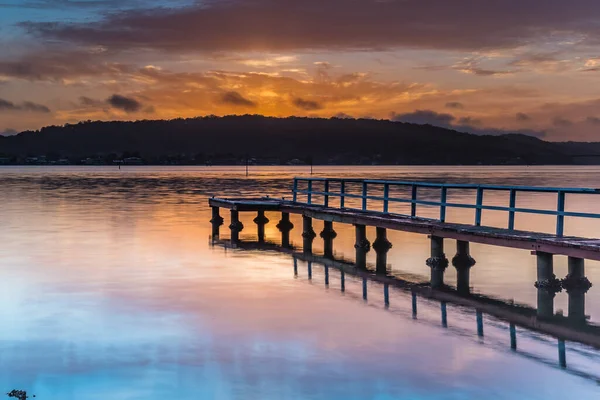 澳大利亚新南威尔士州中部海岸沃伊沃伊滨水码头的日出景观 — 图库照片