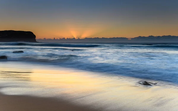 Sun Rays Sunrise Seascape Macmasters Beach Central Coast Nsw Австралия — стоковое фото