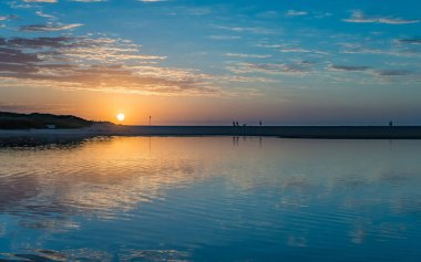 Avoca Gölü 'nden gelen gündoğumu yansımaları, NSW, Avustralya.