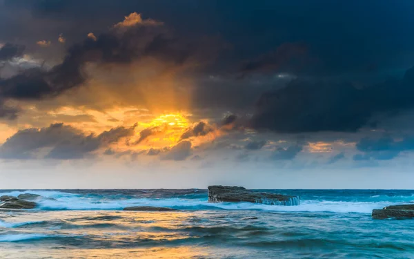 Amanece Través Las Nubes Desde Skillion Terrigal Costa Central Nsw — Foto de Stock