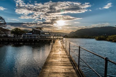 Rıhtım boyunca, Woy Woy, NSW, Avustralya 'daki Balıkçı İskelesinde Günbatımı