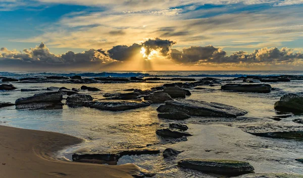 Rocky Sunrise Seascape Spoon Bay Wamberal Costa Central Nsw Australia — Foto de Stock