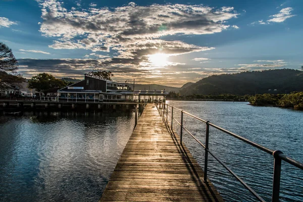 Rıhtım boyunca, Woy Woy, NSW, Avustralya 'daki Balıkçı İskelesinde Günbatımı