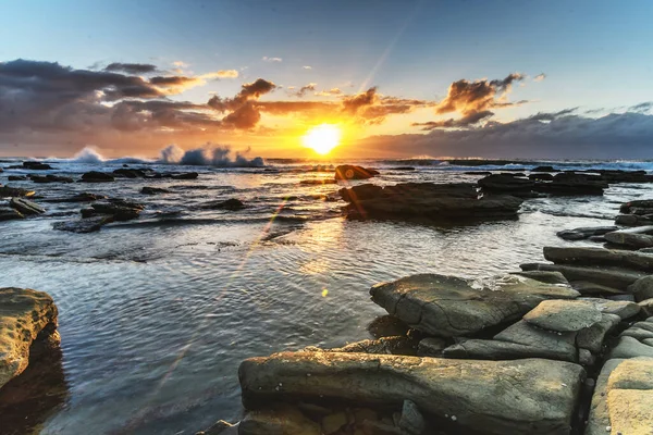 Chmury Skalisty Wschód Słońca Bateau Bay Central Coast Nsw Australia — Zdjęcie stockowe