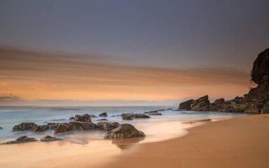 Central Coast, NSW, Avustralya 'daki Killcare Sahili' nden Bronz Gün Doğumu Deniz Burnu.