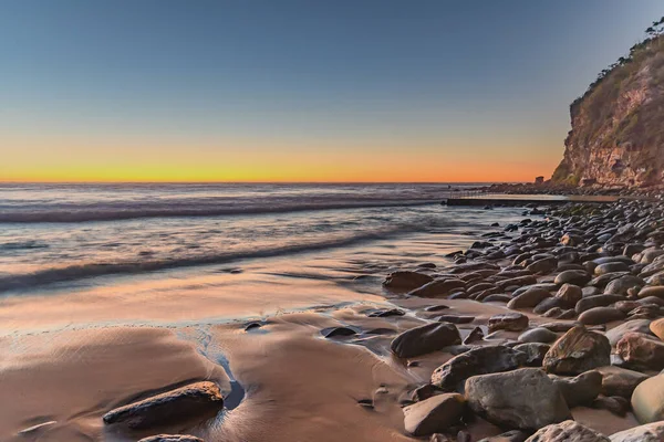 ブディ半島のオーストラリア ニューサウスウェールズ州中央海岸のMacmasters Beachからの日の出の海 — ストック写真