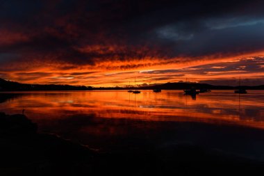Koolewong, Central Coast, NSW, Avustralya 'dan dramatik Kırmızı Yansımalı Bulutlu Gün Doğumu