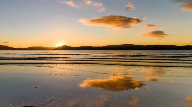 Bulut, Umina Sahili, NSW, Avustralya 'dan Sunrise Seacape' i yansıtır.