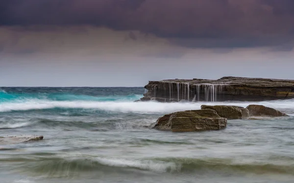 Cascadas Sobre Plataforma Roca Moody Sunrise Seascape Skillion Terrigal Costa — Foto de Stock