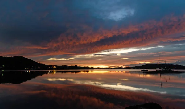 Schwere Wolke Erfüllte Himmel Sonnenaufgang Und Reflexionen Von Koolewong Central — Stockfoto