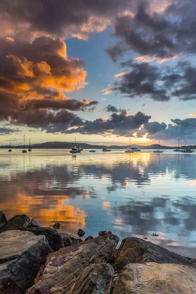 Koolewong Rıhtımı 'ndan, Avustralya, NSW' deki sabah yansımaları..