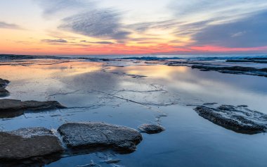 The Skillion at Terrigal, Central Coast, NSW, Avustralya 'dan Rocky Daybreak Seascape with Rocks ve High Cloud.