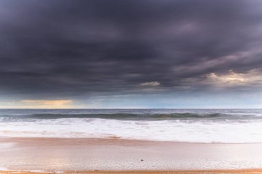 Central Coast, NSW, Avustralya 'daki MacMasters Sahili' nden kasvetli bir gündoğumu deniz manzarası..