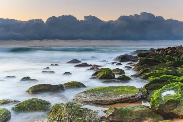 Mossy Green Rocks Sunrise Seascape Killcare Beach Central Coast Nsw — 图库照片