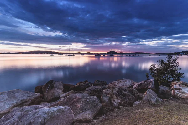 Purple Dawn Waterscape Boats Koolewong Foreshore Koolewong Central Coast Nsw — Stockfoto