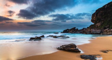 Killcare Beach, NSW, Avustralya 'dan Smoky Summer Sunrise Panorama.