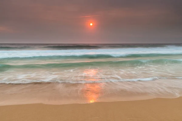 Smoke Haze High Clouds Sunrise Macmasters Beach Central Coast Nsw — Fotografia de Stock