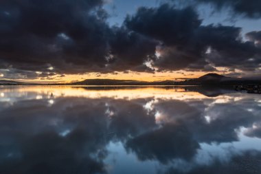 Orta Sahildeki Koolewong Rıhtımı 'ndan gün doğumunu görüntülemek, NSW, Avustralya.