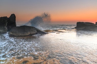 Central Coast, NSW, Avustralya 'daki Forresters Sahili' nden güneşin doğuşunu yakalıyoruz..