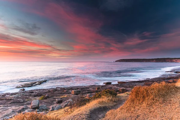 Avustralya, NSW 'nin güney kıyısındaki Merimbula' daki Short Point 'ten Sunrise Seascape.
