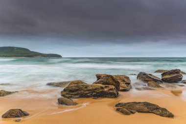 Central Coast, NSW, Avustralya 'daki Killcare Sahili' nden güneşin doğuşunu yakalıyoruz..