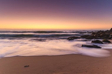Central Coast, NSW, Avustralya 'daki Killcare Sahili' nden güneşin doğuşunu yakalıyoruz..