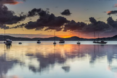 Orta Sahildeki Koolewong Rıhtımı 'ndan gün doğumunu görüntülemek, NSW, Avustralya.