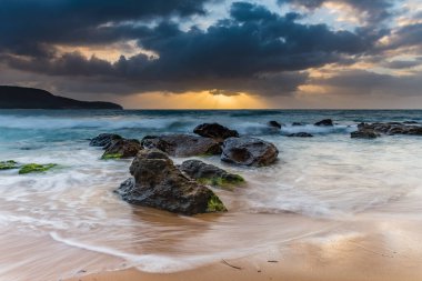 Central Coast, NSW, Avustralya 'daki Killcare Sahili' nden güneşin doğuşunu yakalıyoruz..
