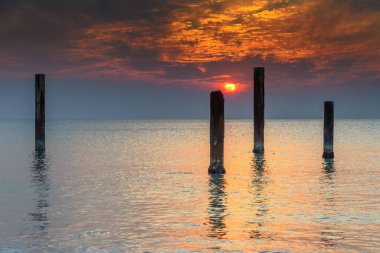 Post Reflections Sunset Seascape - Coogee Jetty, Coogee Beach, Perth, Batı Avustralya.