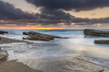 Central Coast, NSW, Avustralya 'daki Terrigal' da The Skillion 'dan bulutlarla karamsar gündoğumu deniz manzarası.