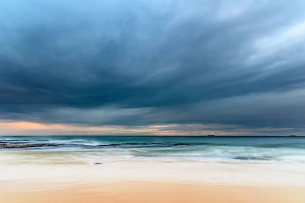 오스트레일리아 Nsw 센트럴 코스트에 포레스트 해변에서 일출을 촬영하는 — 스톡 사진