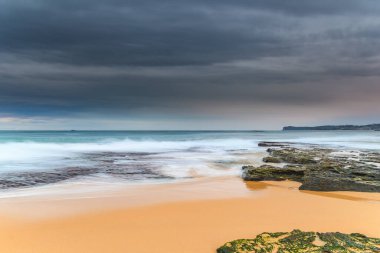 Orta Sahildeki Forresters Sahili 'nin kuzey ucundan, NSW, Avustralya' daki güneşin doğuşunu yakalıyoruz..