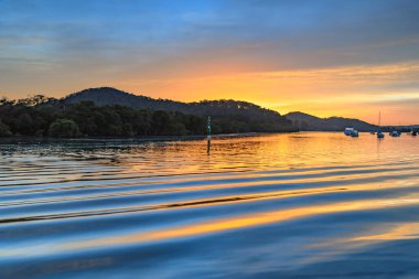 Orta Sahildeki Woy Woy rıhtımından gün doğumunu görüntülemek, NSW, Avustralya.