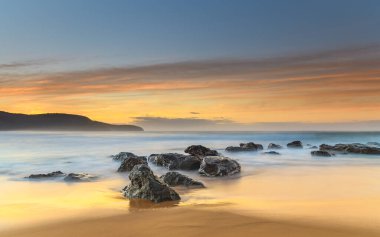 Central Coast, NSW, Avustralya 'daki Killcare Sahili' nden güneşin doğuşunu yakalıyoruz..