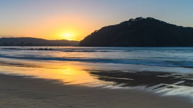 Gündoğumunu Ettalong Beach Point 'ten ve Umina Sahili' ndeki Central Coast, NSW, Avustralya.