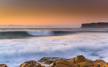 Central Coast, NSW, Avustralya 'daki Kuzey Avoca Sahili' nden güneşin doğuşunu yakalıyoruz..