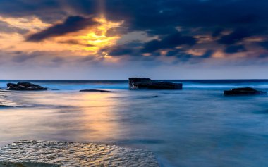 Central Coast, NSW, Avustralya 'daki Terrigal' da The Skillion 'dan güneşin doğuşunu yakalıyorum..