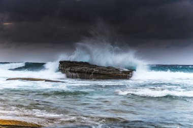Central Coast, NSW, Avustralya 'daki Terrigal' da The Skillion 'dan güneşin doğuşunu yakalıyorum..
