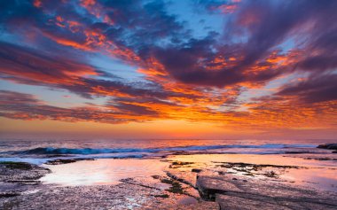 Central Coast, NSW, Avustralya 'daki Terrigal' da The Skillion 'dan güneşin doğuşunu yakalıyorum..