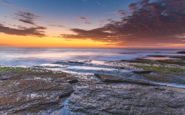 Central Coast, NSW, Avustralya 'daki Terrigal' da The Skillion 'dan güneşin doğuşunu yakalıyorum..