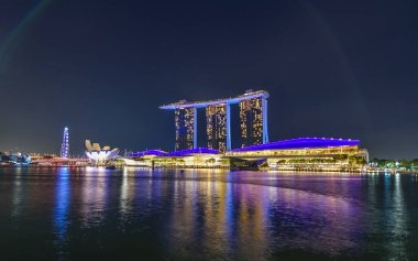 Marina Bay Sands 'in ve Singapur Skyline Sanat Müzesi' nin gece görüşü. 4 Temmuz 2017 'de çekildi.