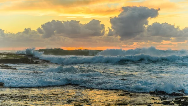 オーストラリア ニューサウスウェールズ州セントラルコーストのWamberalのSpoon Bayからの雲と日の出の海 — ストック写真