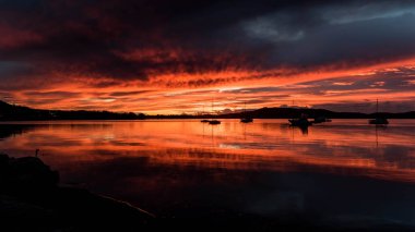 Canlı Bulut Yansımaları Tascott & Koolewong, Central Coast, NSW, Avustralya 'dan Şafak Vakti