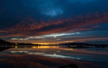 Canlı Bulut Yansımaları Tascott & Koolewong, Central Coast, NSW, Avustralya 'dan Şafak Vakti
