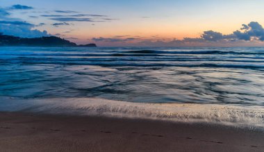 Şafak vakti deniz manzarası. Avoca Sahili, Merkez Sahili, NSW, Avustralya